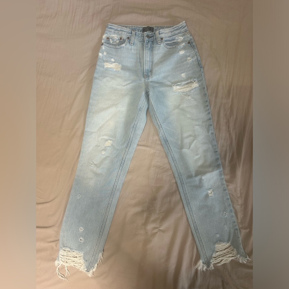 abercrombie & fitch light wash mom jeans!!